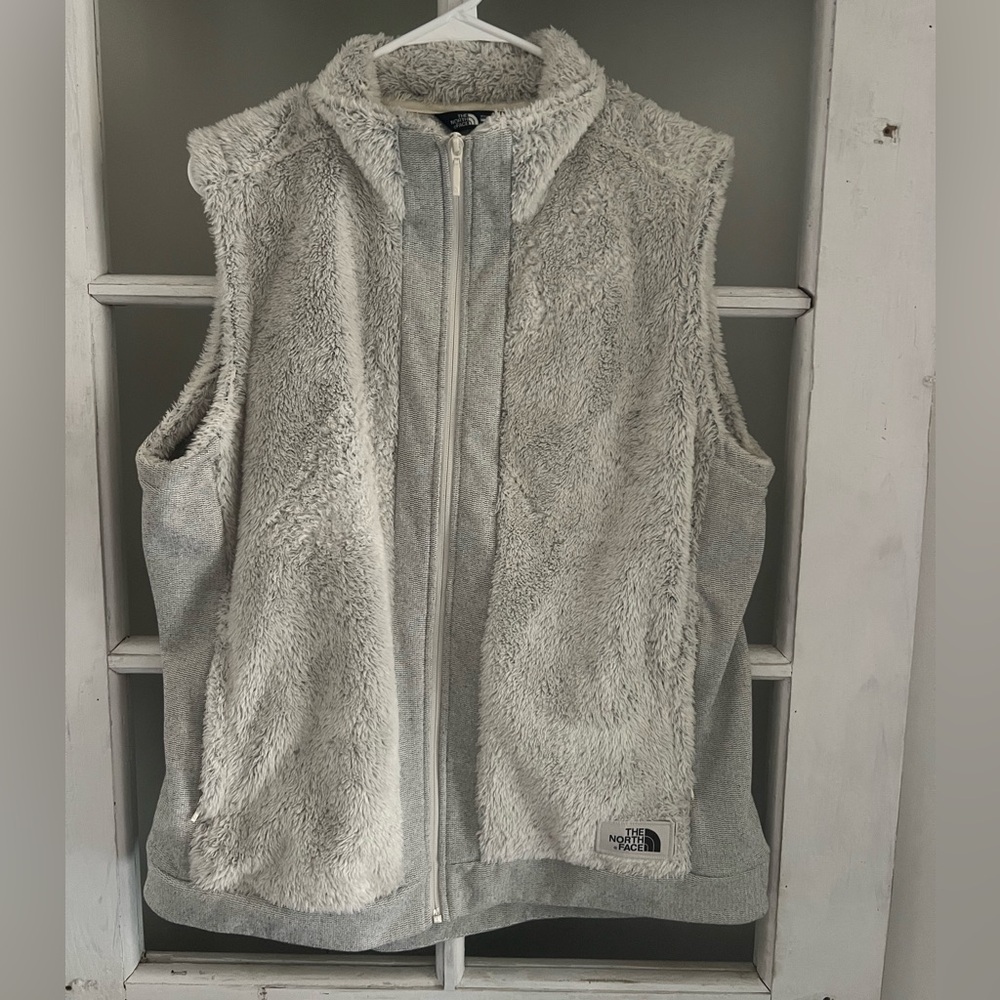 Women the north face vest XL oyster in color NWOT